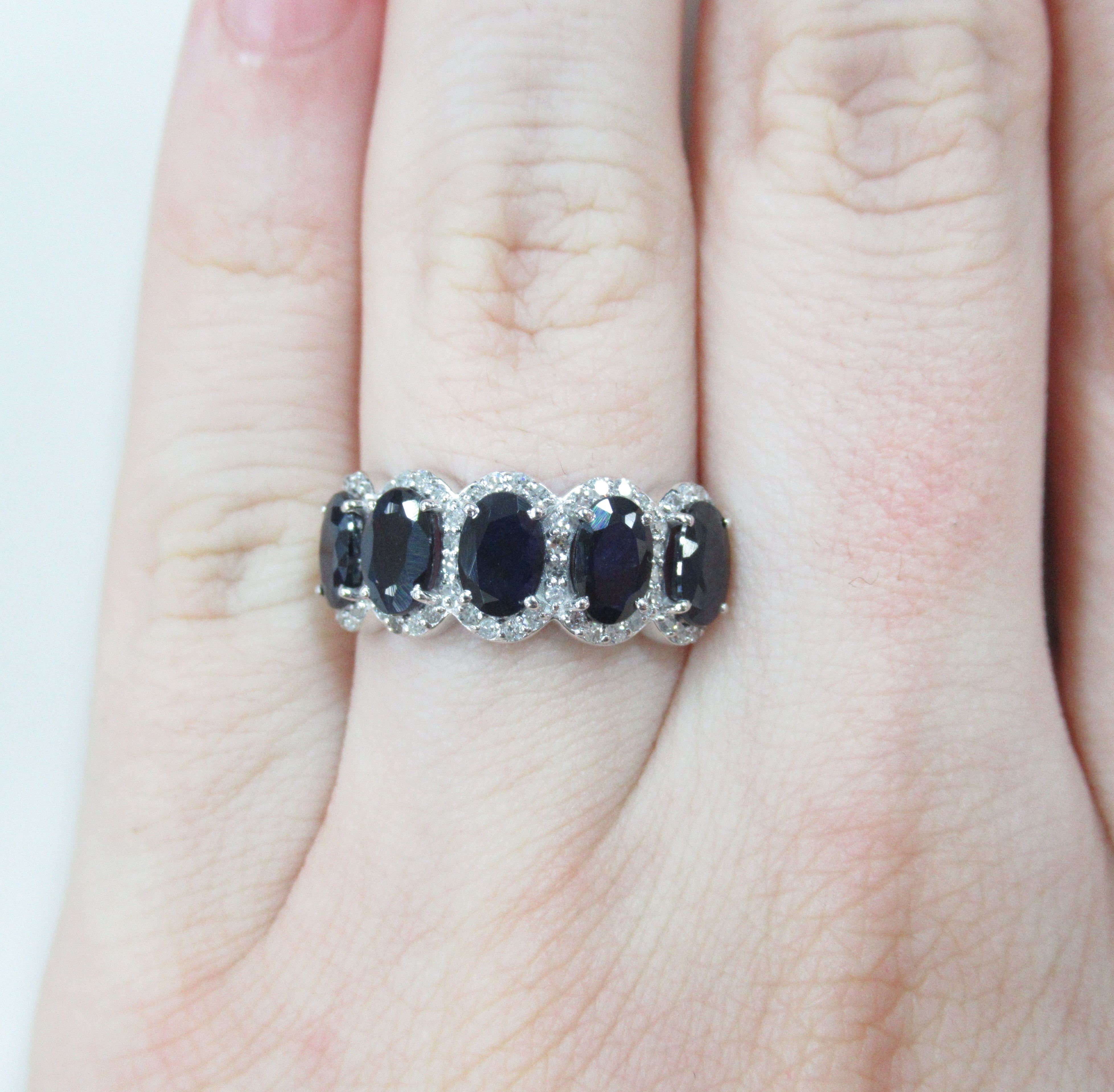 Кольцо из белого золота с сапфирами